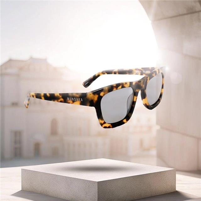 🌄 Climb to new heights with the GRANITE - Yellow Black Tort model 🌄 Inspired by the robustness and beauty of granite mountains, this frame combines solidity and elegance. With its polarised lenses and timeless tortoise pattern, it's perfect for those who want to face life with style and clarity. ✔️ Organic acetate frame, as durable as the mountains themselves ✔️ Polarised lenses for clear vision, even in the strongest sunlight ✔️ Look Yellow Black Tort, a nod to majestic wilderness Whether in the mountains or the city, dominate your surroundings with GRANITE. 🌿 #mundakaoptic #granitesunglasses #stylemountain #clearvision #ecoresponsable #sustainablefashion